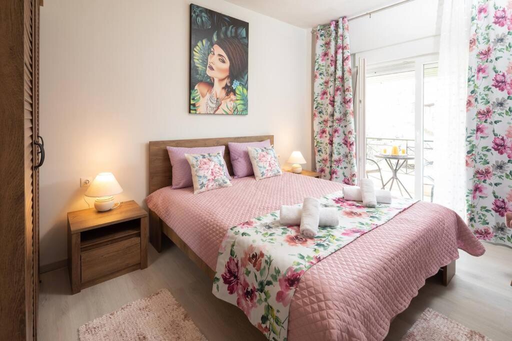 Afrodite's Cosy And Lovely